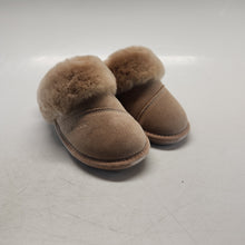 Load image into Gallery viewer, Nuknuuk Women's Leather Slippers